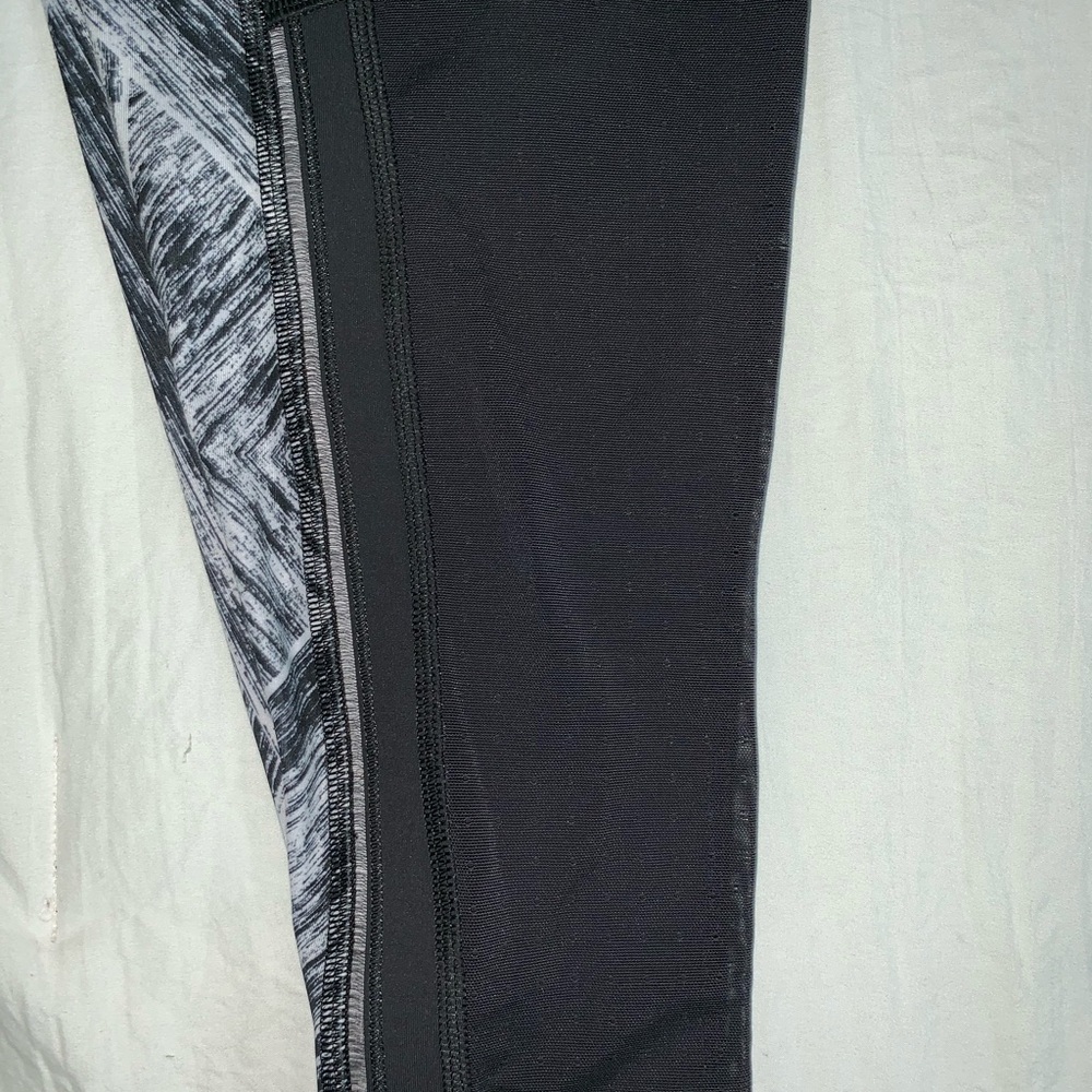 Lululemon Pattern Legging - Picture 4 of 6
